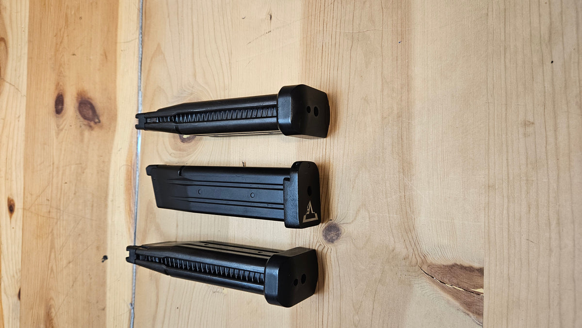 x2 Tokyo Marui 31 Round Magazine for Hi-Capa Gas Blowback Airsoft Pistols x1 Taran tactical baseplate Magazine for Hi-Capa Gas